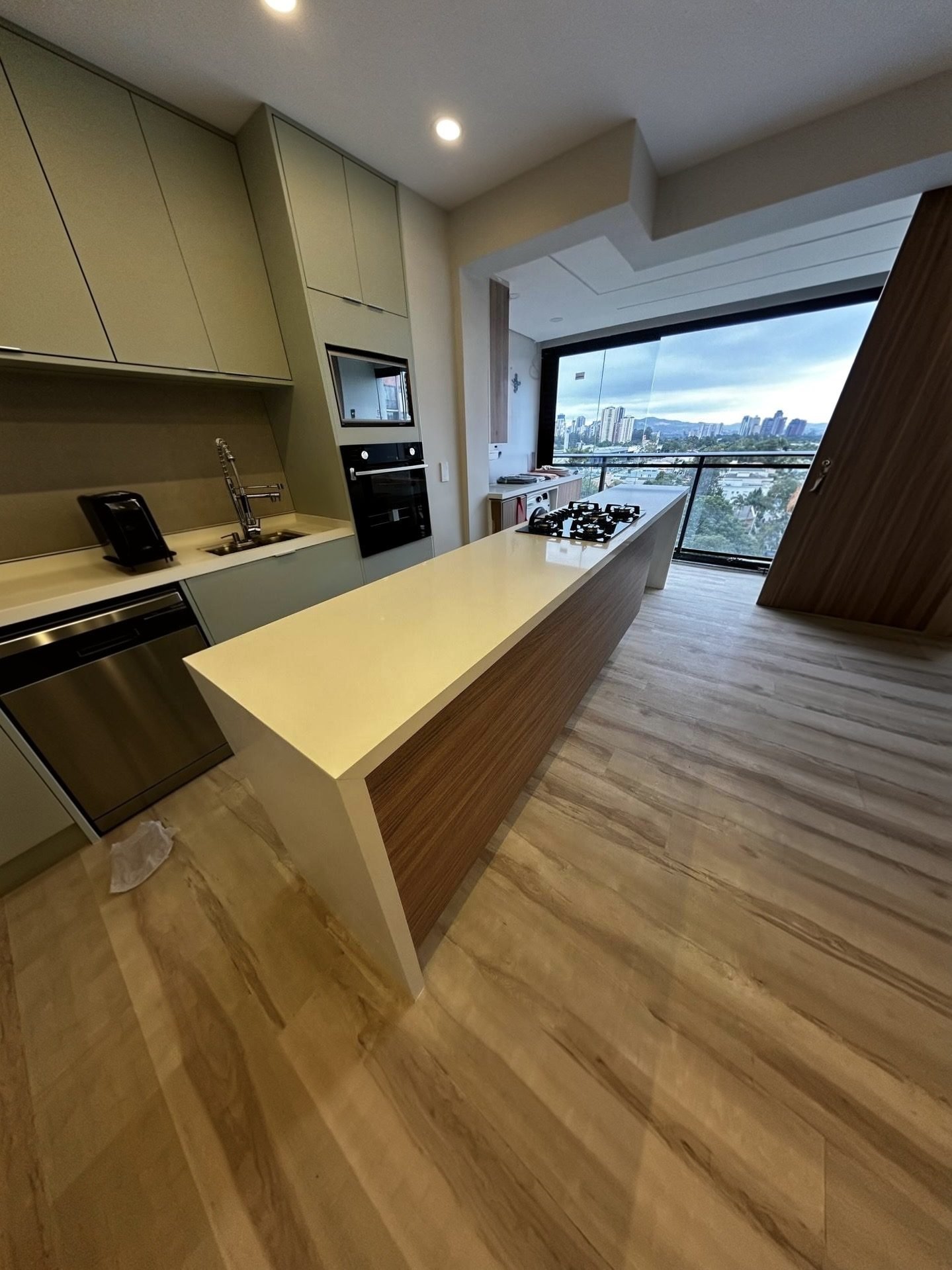 Cozinha planejada com bancada em pedra e vista panorâmica